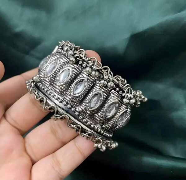 Afghani Kundan Kada